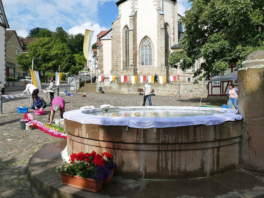 Bluemteppich auf dem Naumburegr Marktplatz (Foto: Karl-Franz Thiede)